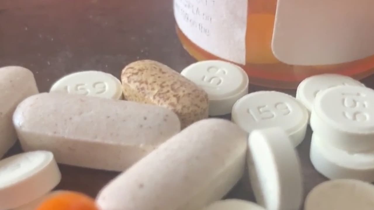 Entre los recursos disponibles, están los números de teléfono que brindan asistencia inmediata: 
<br>
<br>1-888-688-4222 [Línea de referencia y asistencia para opioides]
<br>
<br>
<br>1-800-662-4357 [Línea de ayuda nacional de SAMHSA]
<br>