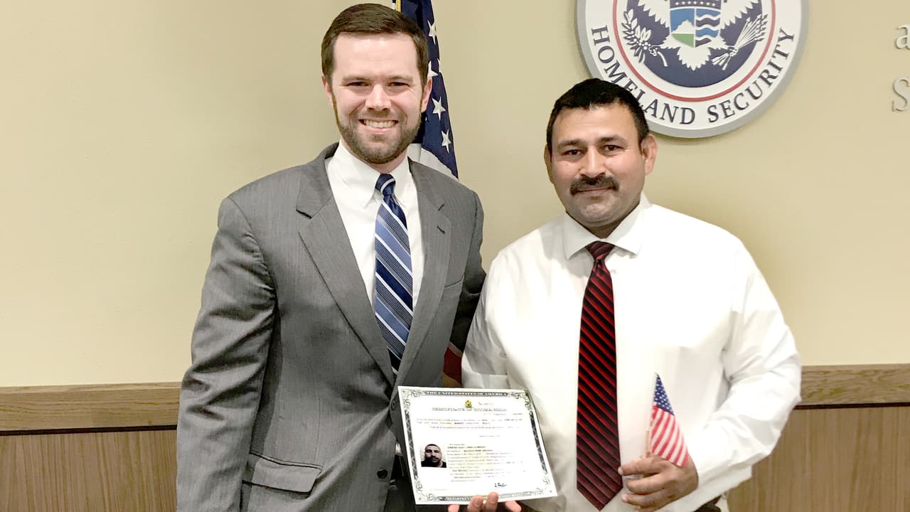 Cash tardó casi un año en reunir los documentos para garantizar la ciudadanía de Uribes.