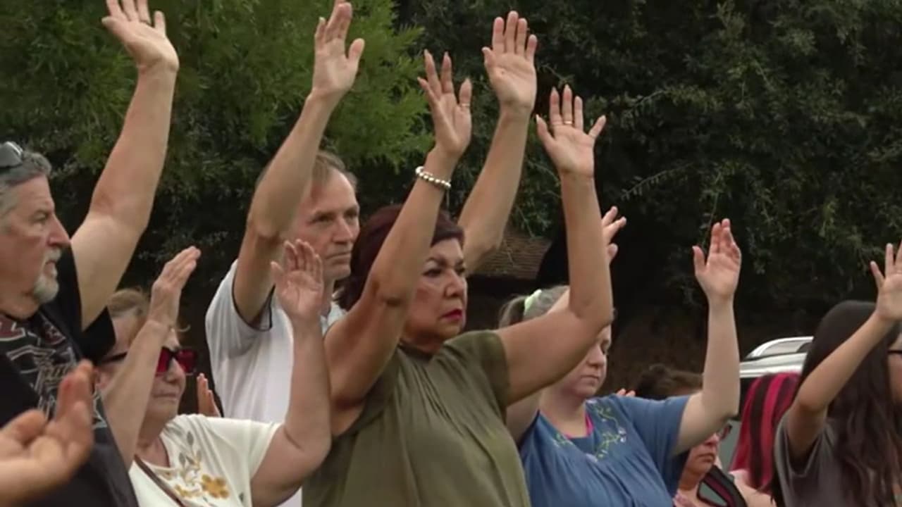 En un momento del homenaje, los asistentes levantaron las manos y realizaron una 
<b>oración colectiva por Aryana y por sus seres queridos</b>. La ceremonia fue organizada por 
<b>Eagles Flight Advocacy & Outreach</b> y 
<b>Last Chance Ministries</b>, organizaciones que convocaron a la comunidad para acompañar a la familia en este momento de duelo.