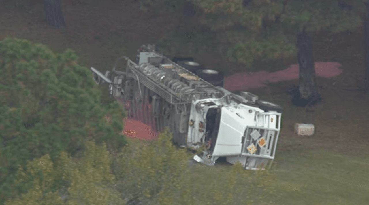 Camión cargado de explosivos se vuelca en la autopista 64 en Rocky Mount