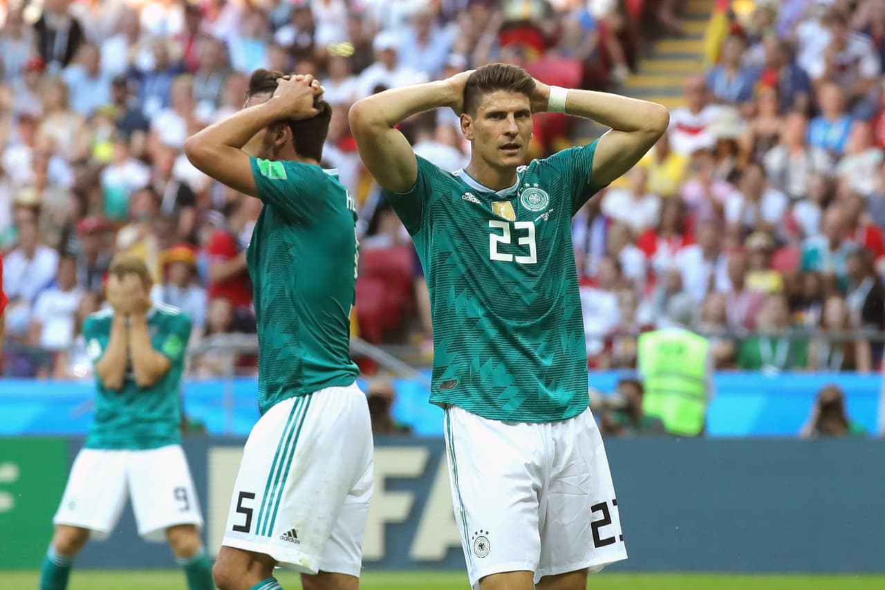 Alemania comenzó perdiendo 1-0 contra México que evidenció como maniatarla, luego rescató una victoria de alarido con golazo de Kroos al 95’ ante Suecia y terminó eliminada al no poder frente a Corea del Sur. La tetracampeona quedó fuera por primera vez en su historia en la fase de grupos, siendo el fracaso más grande de esta Copa del Mundo 2018.