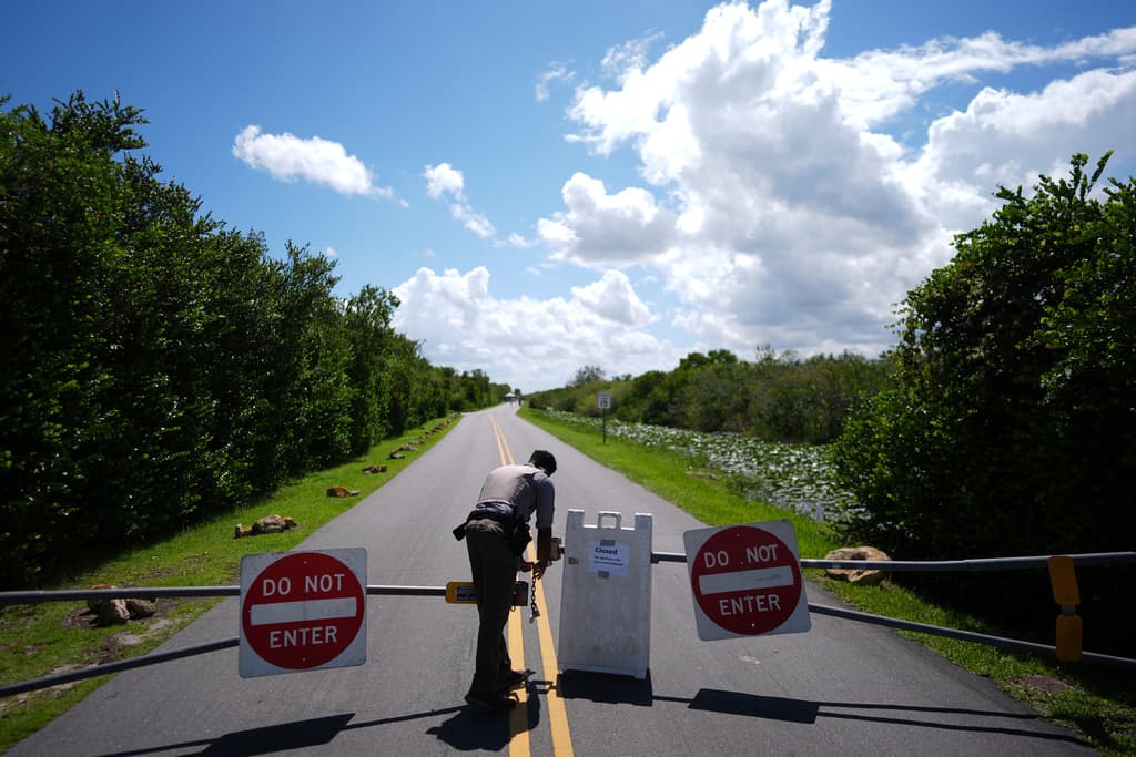 El guardaparques del Servicio Nacional de Parques, Greg Freeman, abre una puerta cerrada que bloqueaba el acceso vehicular a la sección Shark Valley del Parque Nacional Everglades de Florida, mientras se dirige al parque, el 1 de octubre de 2025.