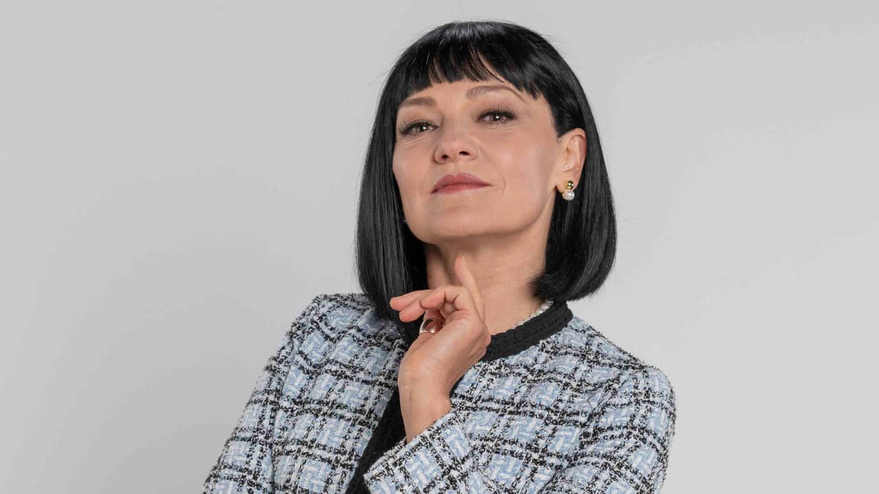 Maya Mishalka es Constanza, la villana codiciosa.