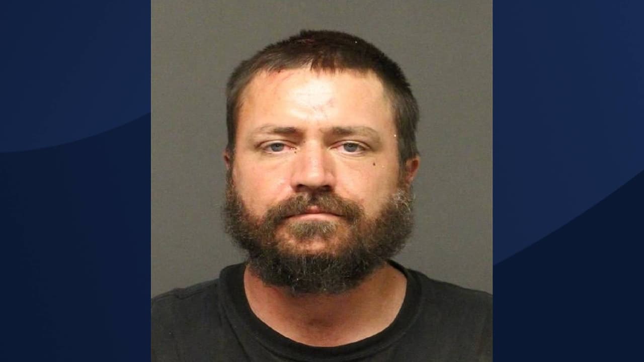 Autoridades arrestan a un hombre que intentó arrancarle los ojos a un niño