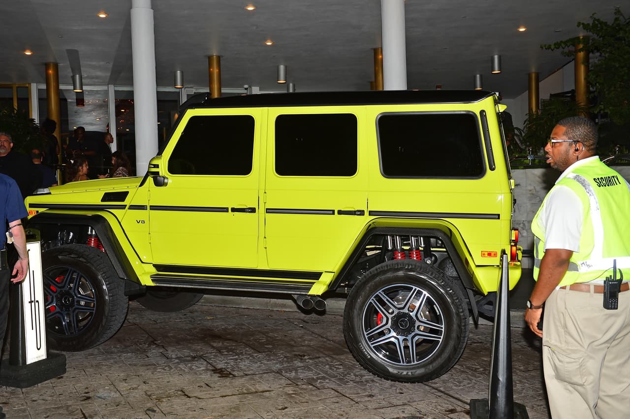 Ese mismo año le dio una camioneta 
<b>Mercedez Benz G550 4x4</b> color verde neón valorada en 
<b>227,300 dólares</b>.
<br>