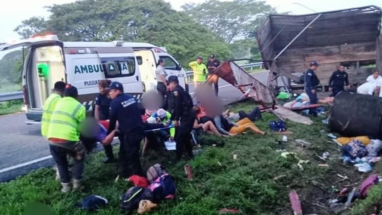 Al menos 10 muertos y 25 heridos deja un accidente de un camión con migrantes en el sur de México