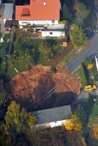 Según testimonios de los residentes de este céntrico lugar de Alemania, la tierra se hundió de repente, en mitad de la noche, tragándose un auto, una calle y varios garajes.