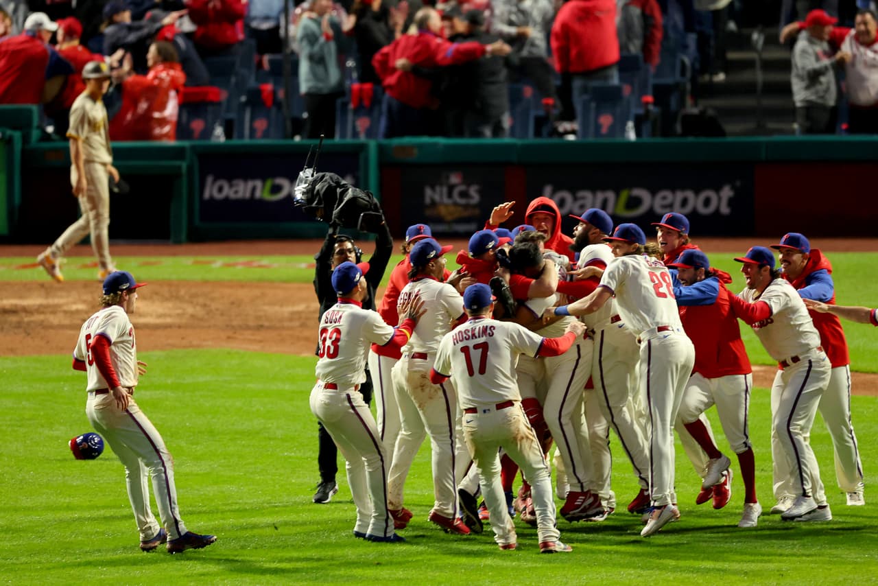 Los miembros de los Phillies de Filadelfia celebran después de derrotar a los Padres de San Diego en el quinto juego para ganar la Serie de Campeonato de la Liga Nacional en Citizens Bank Park el 23 de octubre de 2022 en Filadelfia, Pensilvania.