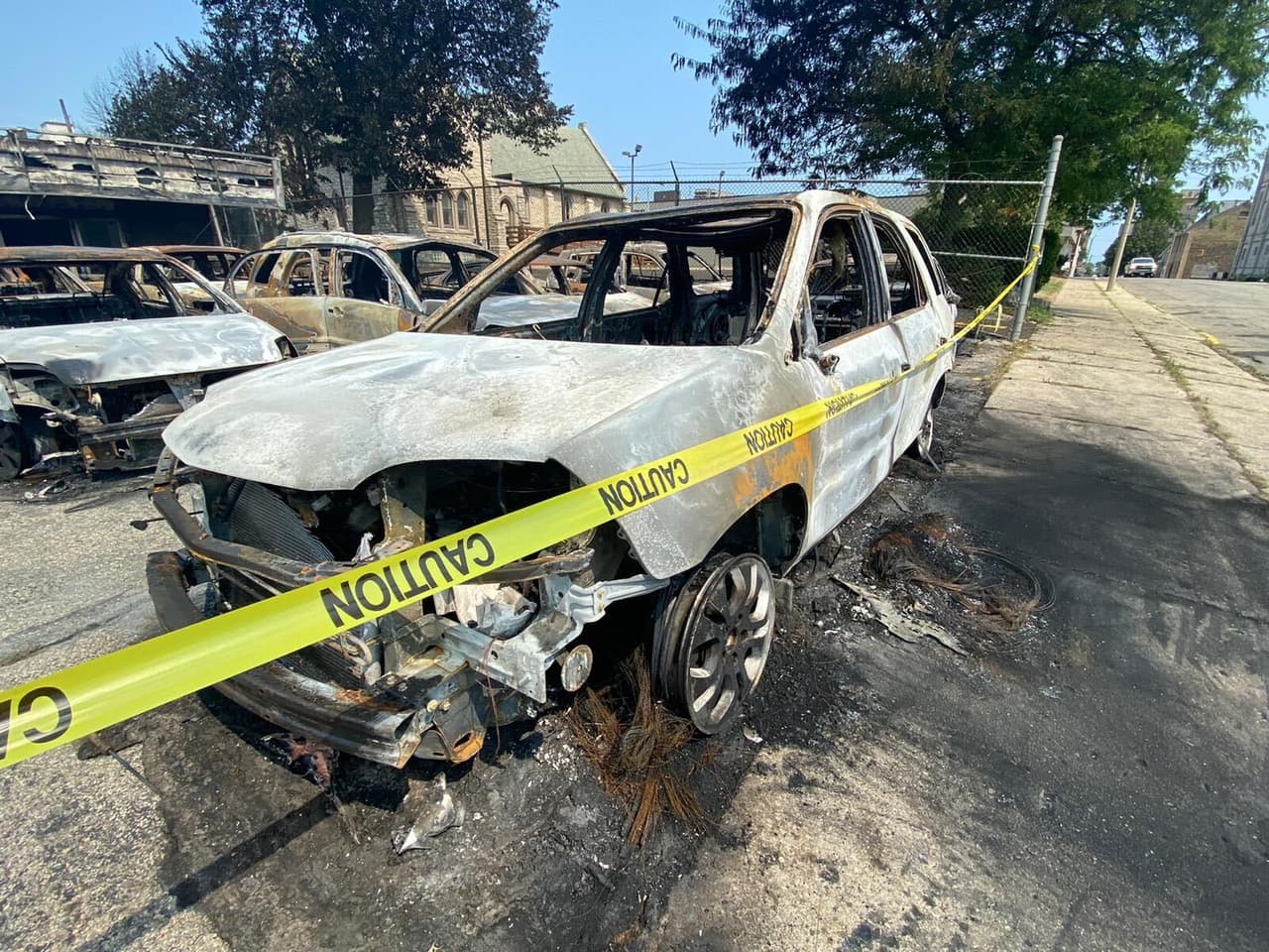 Las protestas el domingo por la noche y las primeras horas del lunes se trasladaron al centro de la ciudad, y algunas protestas se volvieron destructivas y violentas.