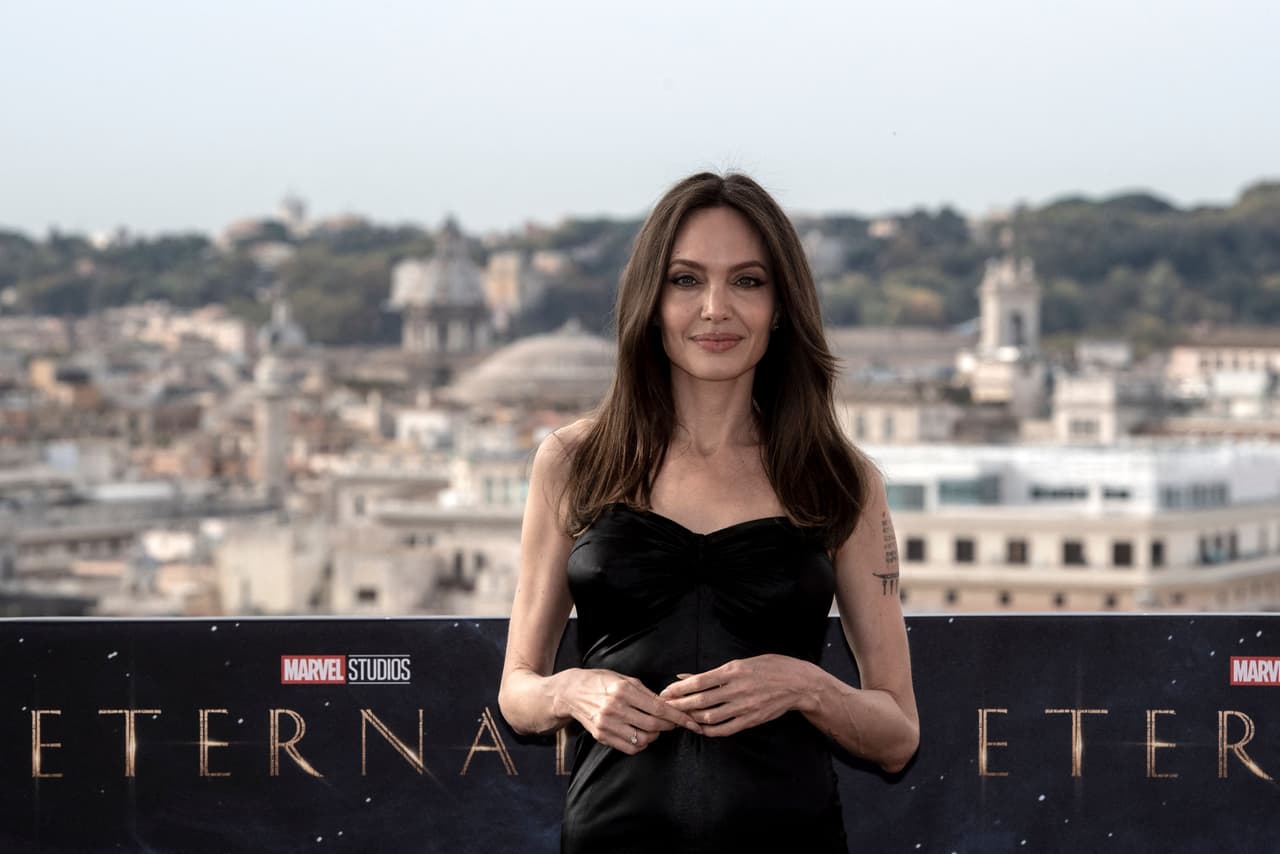 La publicación resaltó que el tatuaje de Brad que Angelina llevaba aparentemente está desapareciendo.