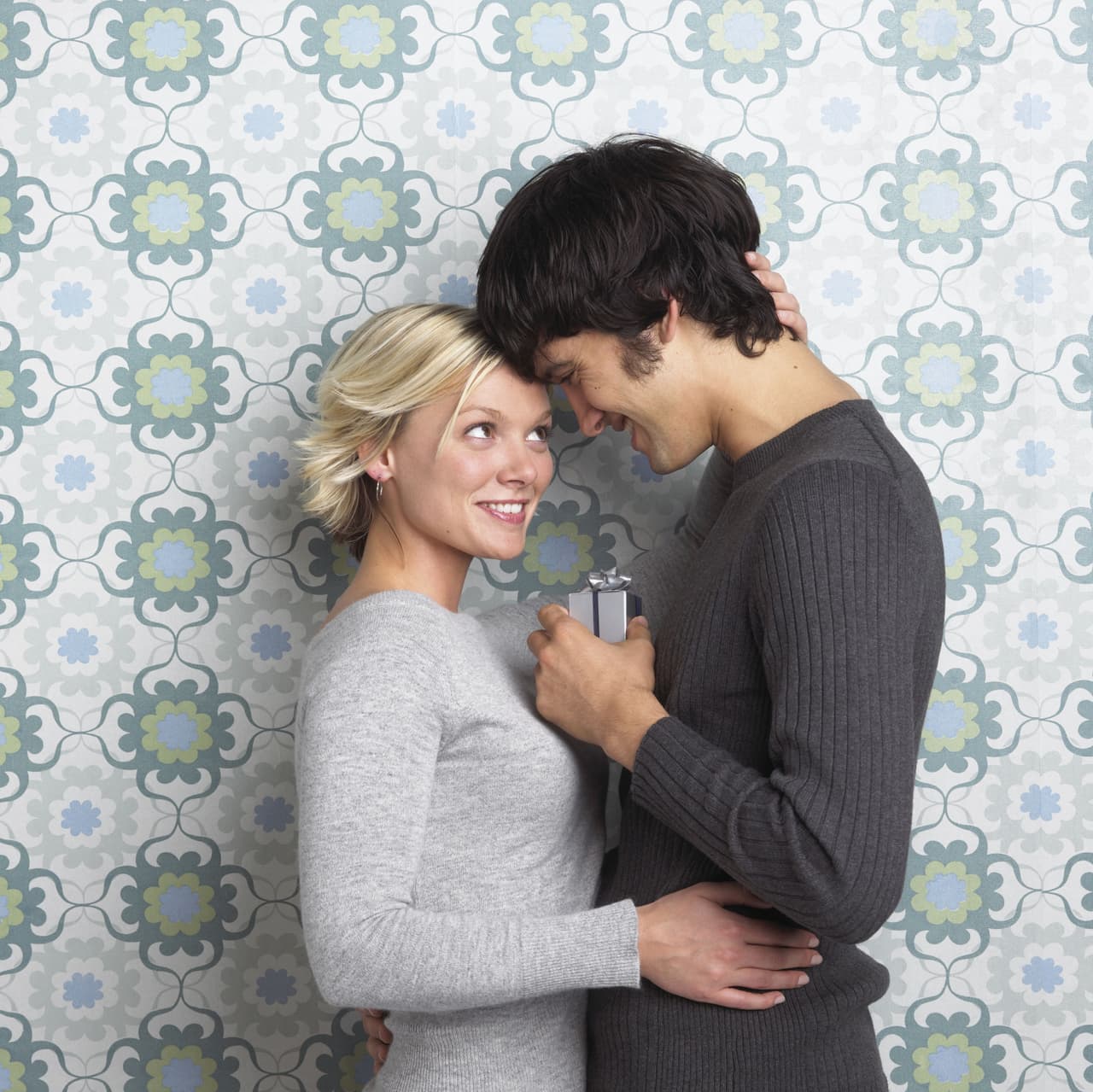 La segunda quincena del año será asombrosa en el amor porque lo que pensaste no iba a ser posible se convertirá en realidad. Espera lo mejor, esa persona que considerabas ausente o lejana regresa en el momento menos pensado. En este Año del Mono de Fuego se acentúa tu compatibilidad amorosa con el Dragón.