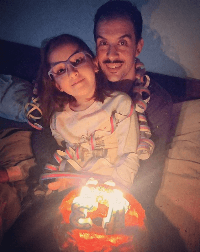 Preparó todo para que la noticia tomara por sorpresa a su marido: "Le compré un par de Nike Air Jordan para recién nacido, mi marido es fan de esos tenis. Agregué la foto del ultrasonido y un mameluco. Le di el regalo y dejé que él solo se fuera dando cuenta, tengo todo grabado en video. Obvio lloramos y nos abrazamos”.
<br>