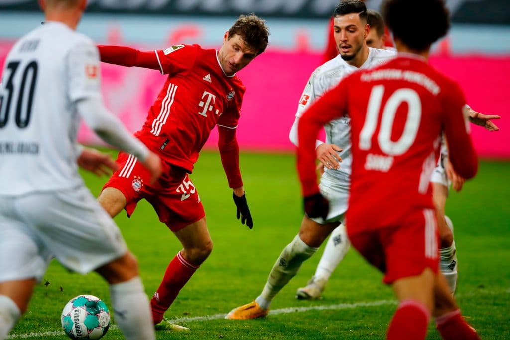 Lewandoswki (20’) abrió el marcador por la vía penal y Goretzka (26’) crecía la diferencia. Hofmann (35’, 45’) empató el partido y Neuhaus (49’) dio vuelta al marcador. El siguiente compromiso de los bávaros en la Bundesliga será recibiendo al Friburgo.