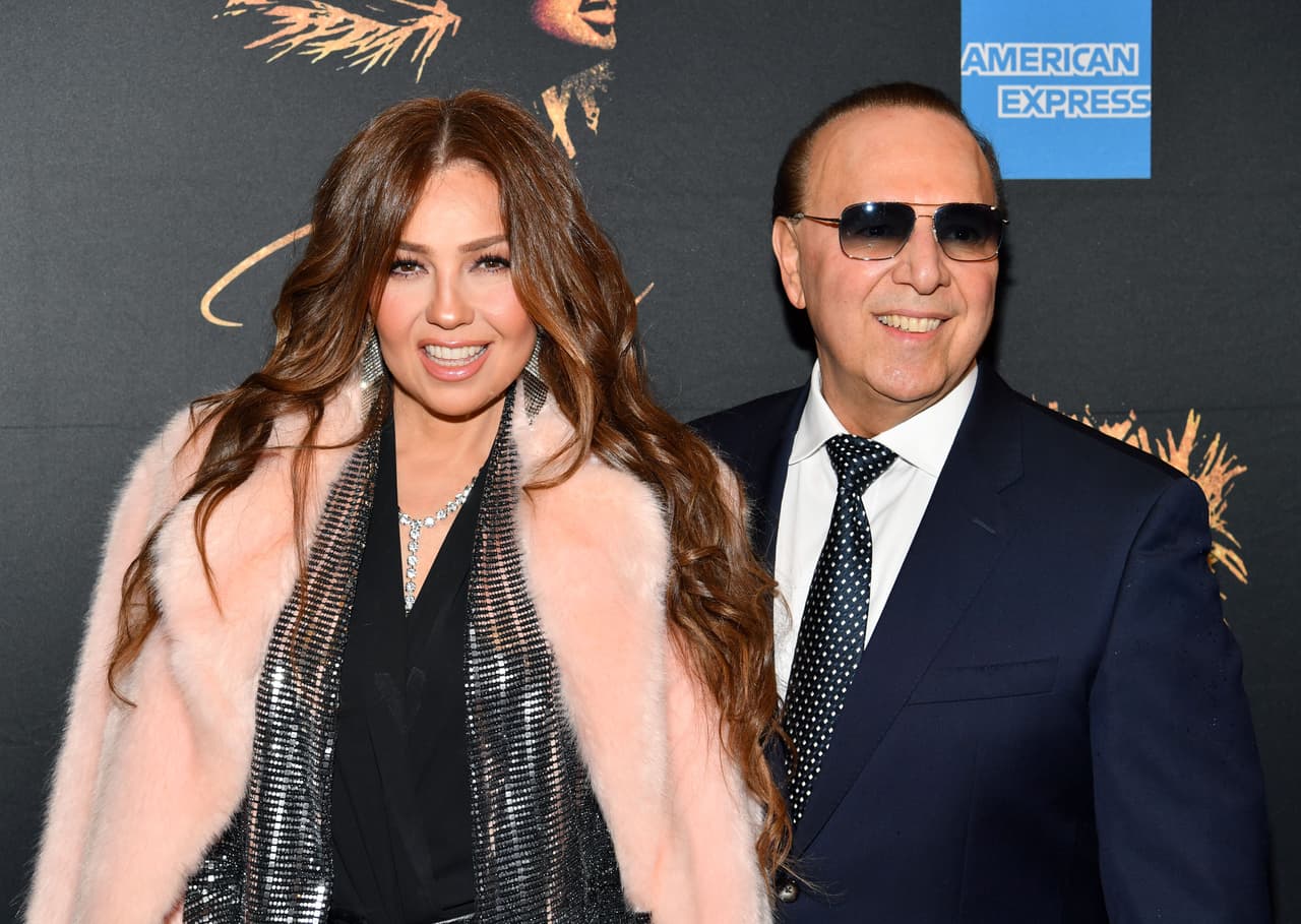 Tommy Mottola le entregó el anillo de compromiso y se casaron el 2 de diciembre del año 2000 en la catedral de San Patricio de Nueva York. La cantante llegó usando un vestido con una inmensa cola de 55 pies de longitud, inspirado en los trajes que usaba la emperatriz Carlota. Fue diseñado por Mitzy.