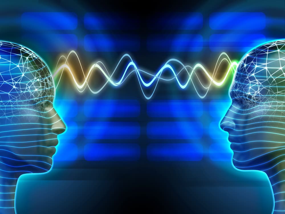 Y aunque las ondas telepáticas son diferentes a las ondas de radio, hacen casi lo mismo o sea “emiten y reciben”.