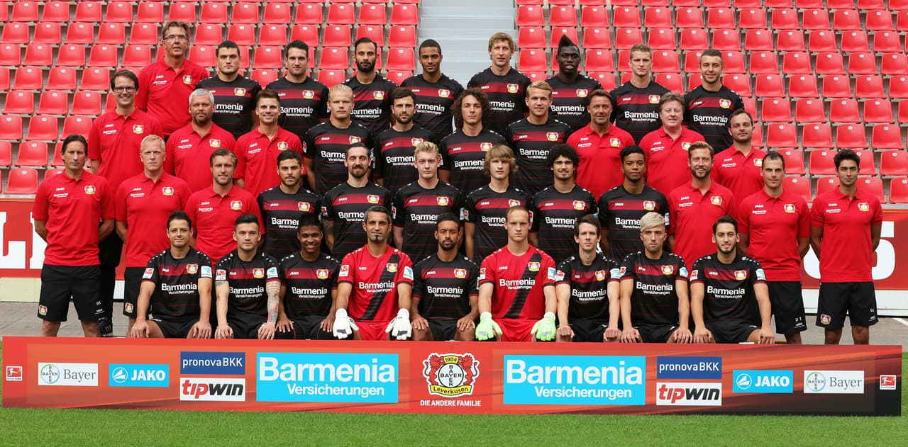 'Chicharito' Hernández protagoniza la foto oficial de Bayer Leverkusen