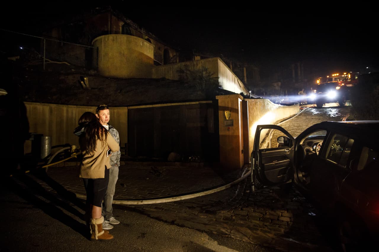 La propiedad fue comprada por Michael Behrman y su esposa Sonia Angélica González en noviembre de 2016, con un crédito del UBS Bank USA. Recibieron un préstamo de casi 4 millones de dólares ($3,987,500.00), pagaderos al año 2046. La pareja pagó 8,418,000 dólares por la mansión. En la fotografía, ambos esperan frente a la casa mientras los bomberos luchan con las llamas.