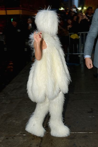Así de tapada fue como la cantante decidió iniciar la primavera.
