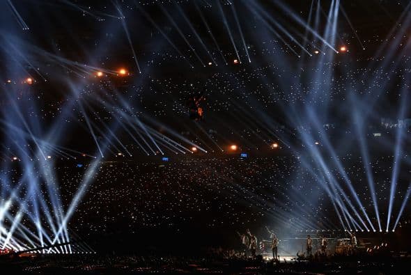 Un cuidado estilismo retro, una banda llena de energía y una particular mezcla de soul y rock sirvieron al cantante Bruno Mars para cautivar a la millonaria audiencia del Super Bowl durante el descanso de la gran cita anual del fútbol americano. Mars, de sólo 28 años y sobre quien planeaba la duda de si sería capaz de enfrentarse a un escenario de tal calibre, optó por un show directo y contundente. Tras una breve introducción a cargo de un coro de niños, un espectacular solo de batería sirvió para abrir el fuego y dar paso rápidamente al gran éxito "Locked Out of Heaven". Impecablemente vestido con una chaqueta dorada, despachó el tema junto a una banda con una amplia sección de viento que se lució en las coreografías. Sin más dilación, Mars descargó su segundo hit, "Treasure", y a continuación demostró su capacidad para fusionar el soul, el pop y el rock integrando en su espectáculo a los Red Hot Chili Peppers. La banda de Anthony Kiedis y Flea puso a saltar a todo el estadio Metlife con su clásico "Give it Away". Los rockeros californianos, a pecho descubierto como manda la tradición, solo necesitaron un par de minutos para demostrar que siguen en buena forma y ceder de nuevo el protagonismo a Mars.