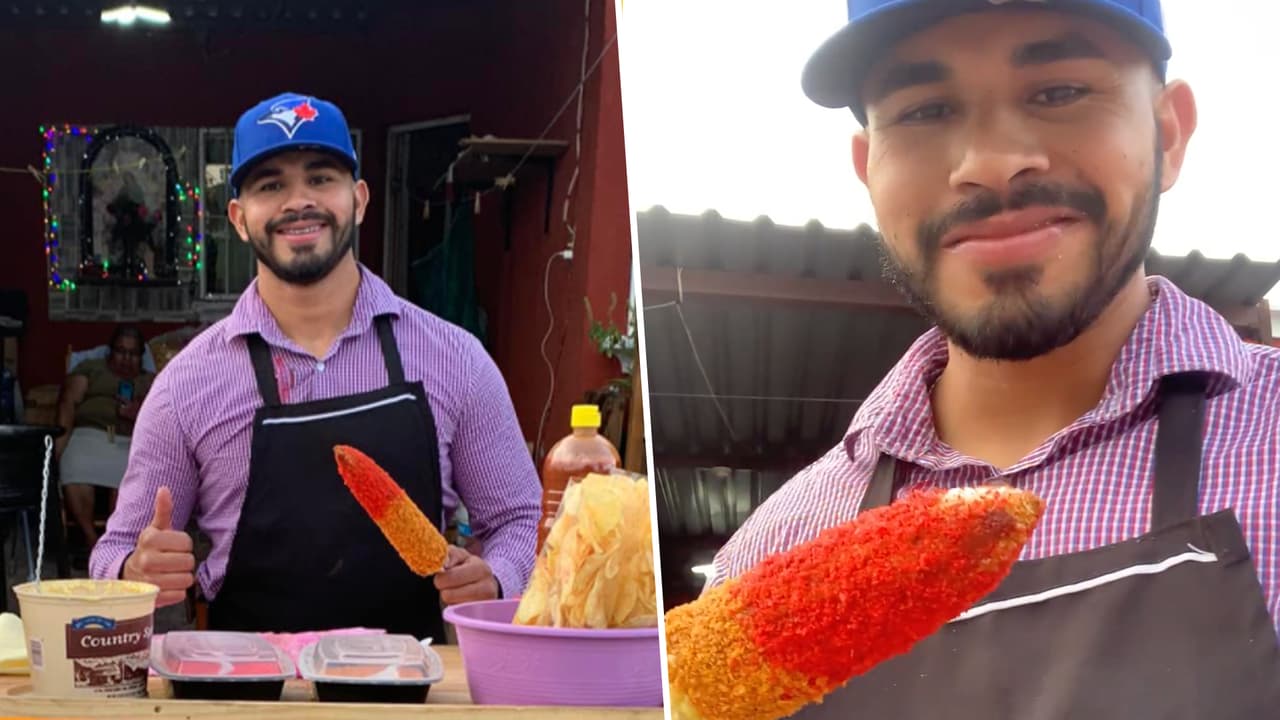 “El elotero más sexy de Coahuila”: Joven se hace viral por su físico mientras vende elotes