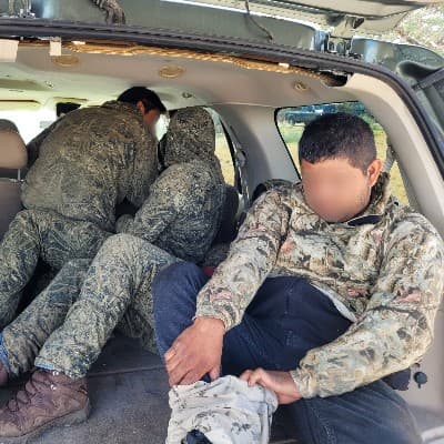 Seis ciudadanos mexicanos eran transportados por un menor de edad ciudadano estadounidense. Todos fueron arrestados.