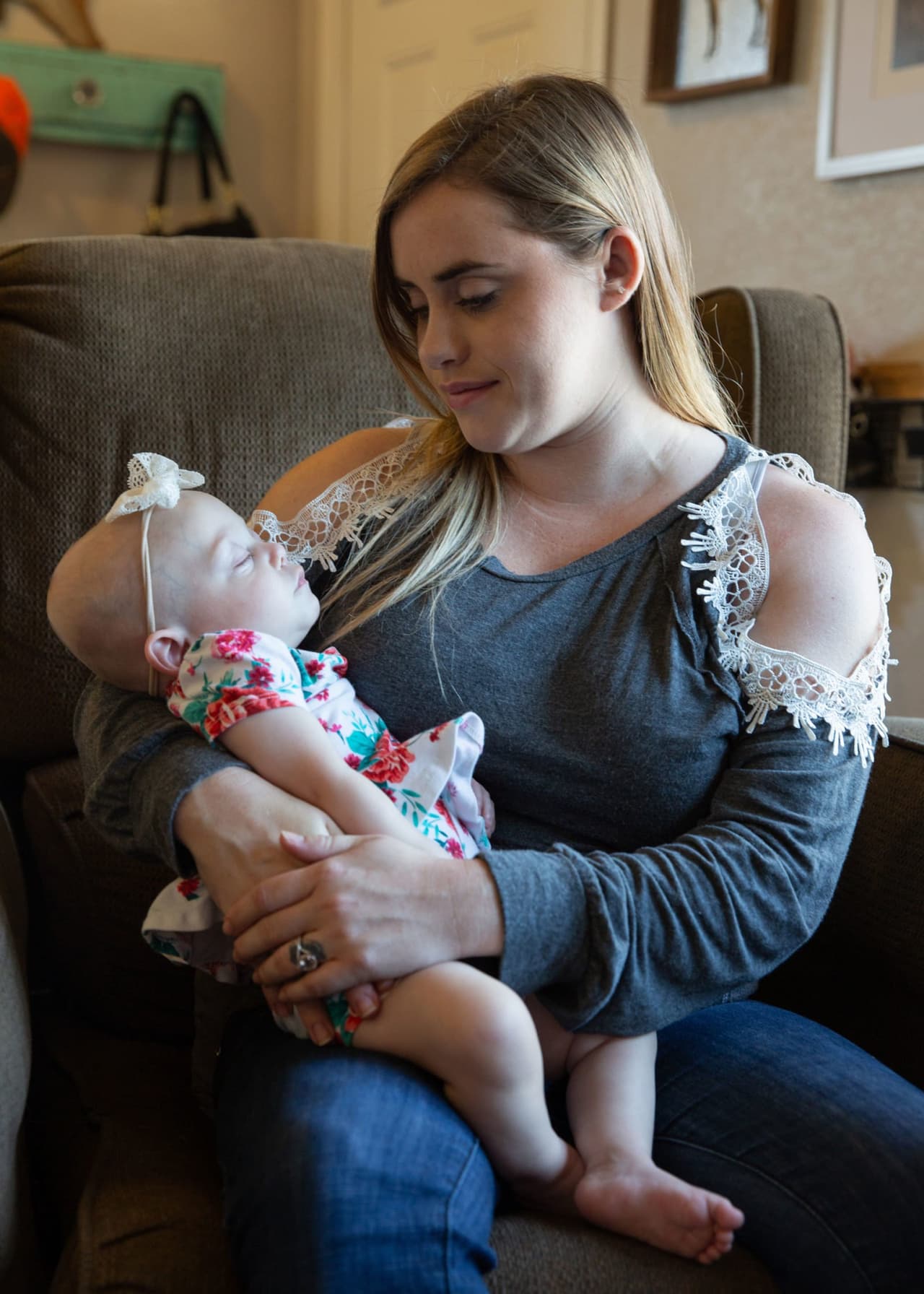 Un hospital cobra a una de sus enfermeras casi $900,000 tras dar a luz a una bebé prematura 