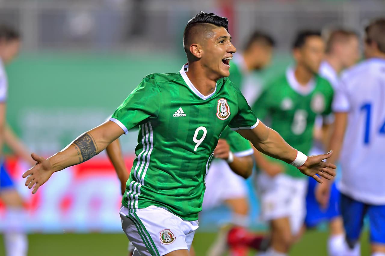 <b>ALAN PULIDO</b> – El centro delantero de la Selección Mexicana cumplió siendo peligroso dentro del área y marcando un buen gol en el primer tiempo. Luego de desperdiciar un balón largo que dejó picar la defensa de Islanda, Pulido ganó un centro en pelota parada y metió un testarazo para el 1-0. Empieza a soltarse y hoy mostró que puede asumir ese rol como punta. 
<b>Calificación 9</b>