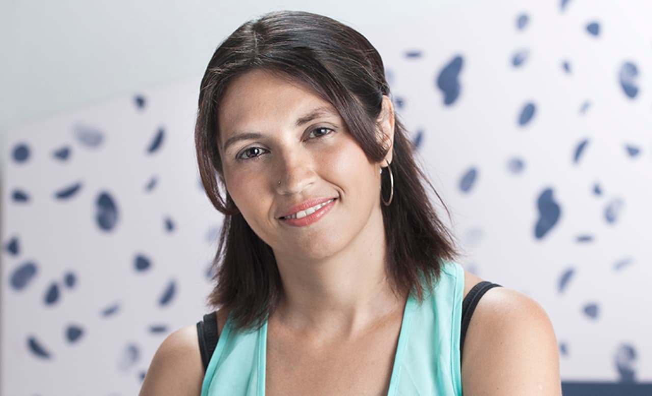 Dolor: “Al dolor físico posterior a cada quimioterapia, intenté mucho tiempo doblegarlo con más esfuerzo. Hace poco me di cuenta de que era mejor ir más lento, escuchar a mi cuerpo e ir más lento de lo que iba; entonces no lo sobre exijo, por el contrario, soy yo con mi voluntad la que pongo los tiempos y el ritmo, y no la enfermedad a través del dolor”. Sofía Garavaglia. Tiene 39 años. En 2011 le diagnosticaron un cáncer de mama.