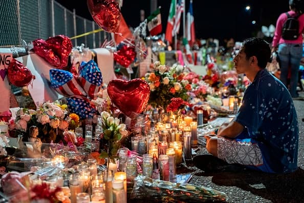 Frente a las instalaciones de la tienda Walmart de El Paso, Texas, fue instalado un altar improvisado en memoria de las víctimas.