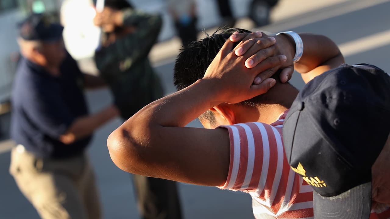 Recientemente, la administración Biden, en reacción a un fallo de un tribunal federal en Texas, suspendió una orden que daba prioridad al arresto y deportación de indocumentados 
<b>considerados una amenaza a la seguridad pública y nacional.</b>