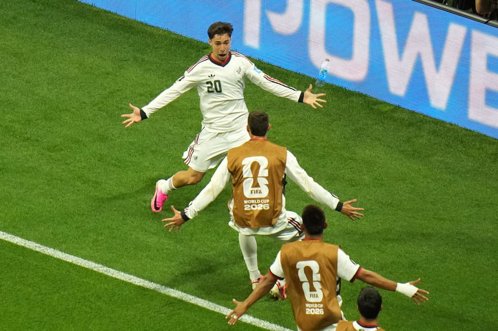 El mexicano Mateo Chávez celebra tras marcar el primer gol durante el partido