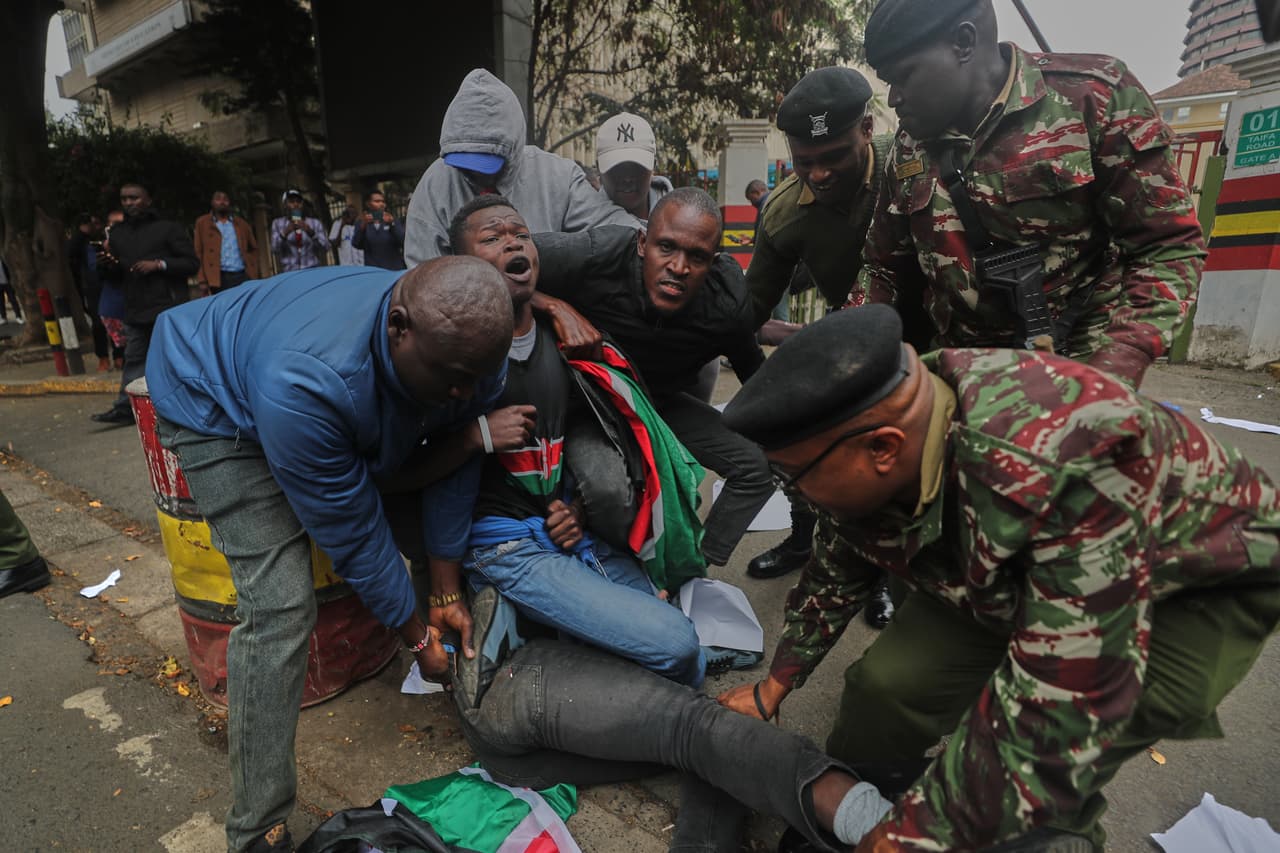 Agentes de policía detienen a un activista durante una manifestación por presuntos secuestros y ejecuciones extrajudiciales, frente a la oficina del Inspector General de la Policía de Kenia, Douglas Kanja, en Nairobi, Kenia, el lunes 17 de agosto de 2026.