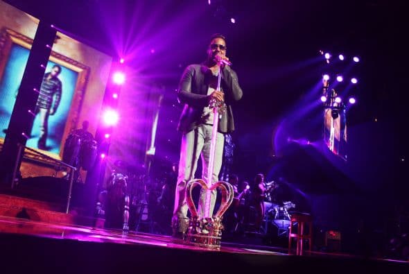 El Rey de la Bachata tuvo casa llena en el Toyota Center este miércoles, ve aquí las mejores imágenes de la noche.