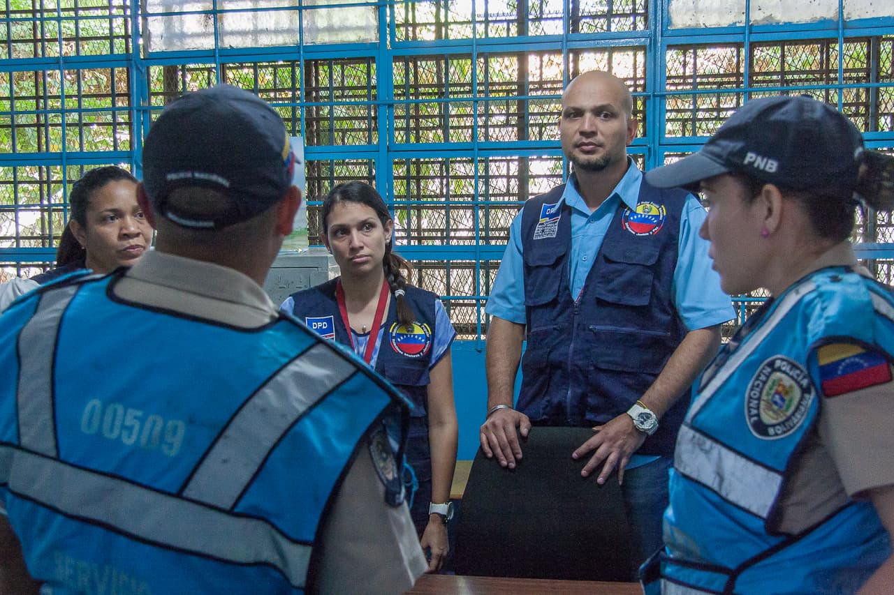 Funcionarios de la Policía Nacional y del Ministerio de Interior y Justicia acudieron a la escuela después del asesinato.