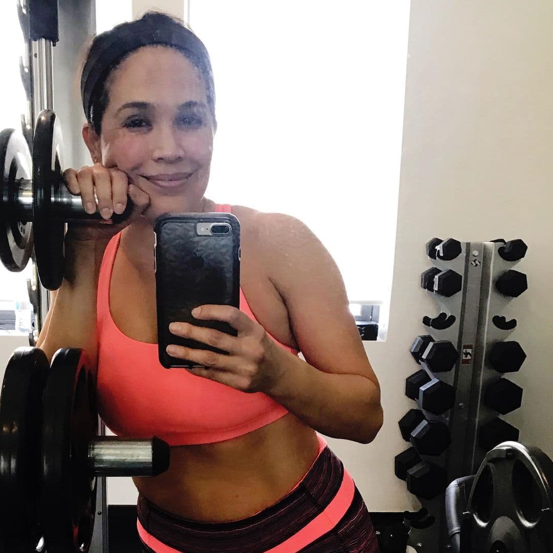 Claudia Molina, experta en entrenamiento físico, compartió la serie de ejercicios que realiza la querida Karla con la ayuda de mancuernas.