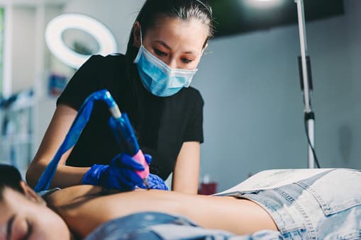 Deben retirar todos los elementos innecesarios, como revistas, del vestíbulo o la sala de espera. 
<br>
<br>Los empleadores, empleados, contratistas y clientes deben usar máscaras faciales o revestimientos faciales de tela mientras estén dentro del establecimiento, incluso si las personas practican el distanciamiento social.
<br>