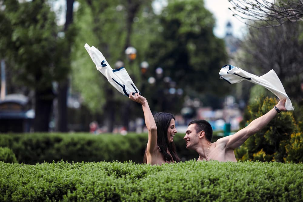 <b><u>Escorpión</u></b>
<br>
<b><u>Ocurrencias insólitas</u></b>
<br>Conocidos como intensos, apasionados, los más sexuales del horóscopo, sus fantasías pueden ser perturbadoras para quienes no estén acostumbrados a ellas pues se le ocurrirán cosas fuera de lo normal. Aquí la clave está en que las dos partes de la pareja estén de acuerdo pues inclusive en algunos casos surgen situaciones parecidas al sado masoquismo. Escorpión insistirá, querrá explorar todo, su fantasía no tiene límites y por eso una pareja que sea compatible durará por mucho tiempo, se dice que ¡para toda la vida!
<br>