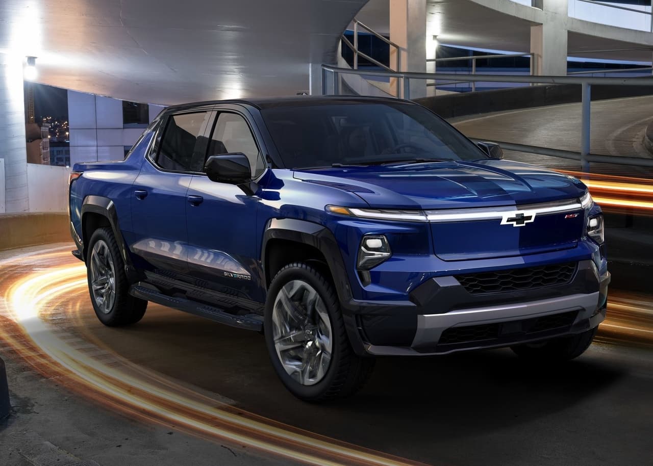 Debido a que no tenían que acomodar un motor bajo el capó, los ingenieros de GM achicaron esta área para aumentar significativamente el espacio en el interior, sobre todo en su segunda fila de asientos, además de ofrecer una mayor visibilidad hacia la carretera.