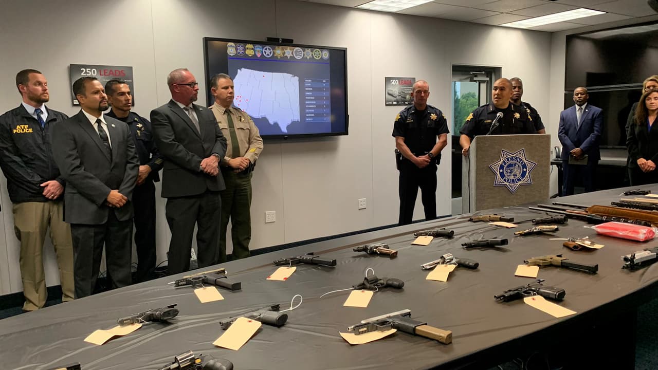 Policía de Fresno reporta más de 100 arrestos de delitos graves en operativo "Vecindario seguro"