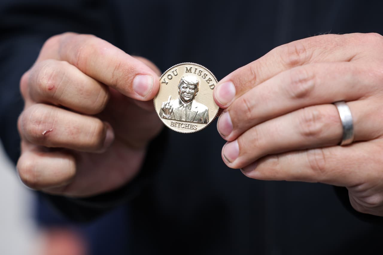 DeSantis entrega a Trump una moneda con frase vulgar: ¿por qué se la dio como regalo?