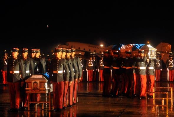 Los cuerpos de tres de cinco guatemaltecos que formaban parte del grupo de 72 inmigrantes asesinados por narcotraficantes en Tamaulipas, México, el 22 de agosto llegaron la noche del viernes a Guatemala y el gobierno los declaró héroes nacionales, al tiempo que anunció duelo nacional por tres días.