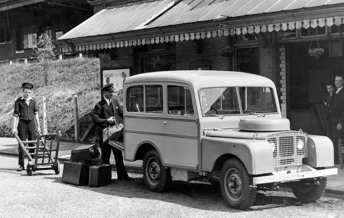 Esta Land Rover Series I Station Wagon de 1949 muestra una elegante carrocería construida por la casa carrocera Tickford. Estos vehículos fueron denominados Station Wagon, por que fueron concebidos para transportar pasajeros hacia y desde estaciones de tren.