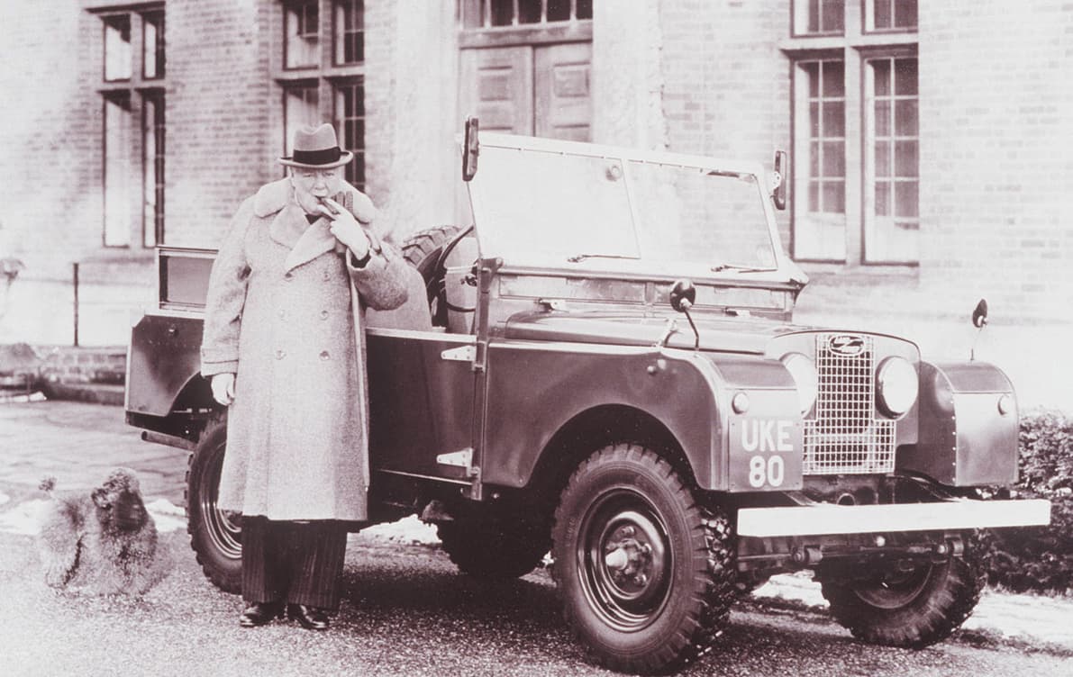 El legendario primer ministro ingles Winston Churchill posa al lado de una Land Rover Serie I destinada para su uso personal.