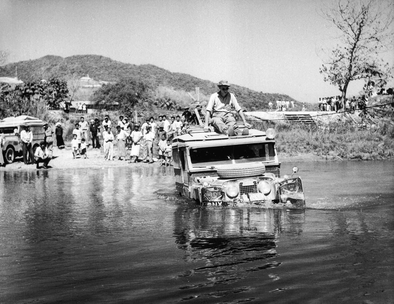 Un grupo de unidades de la Land Rover Defender Serie I se destacó en la primera expedición terrestre Oxford-Cambridge al lejano oriente en 1955, recorrida desde Hyde Park en Londres hasta Singapur. El viaje duró 6 meses y 6 días en un recorrido de 18,000 millas, muchas de ellas sin caminos en existencia.