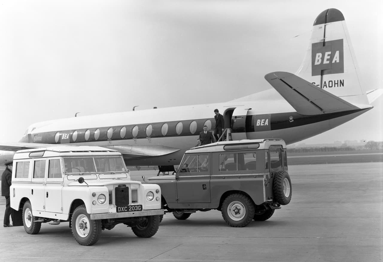 La Land Rover Series IIA, llegó en 1961 con un nuevo motor diésel de 2.25 litros de desplazamiento. Más adelante en 1967 se sumó un nuevo 6 cilindros de gasolina con 2.6 litros de desplazamiento. En la imagen vemos dos camionetas Land Rover Series IIA para 12 (izquierda) y 7 (derecha) pasajeros de 1969, año en que se introdujo una importante modificación; los faros fueron relocalizados en la parte frontal de los guardafangos delanteros, pero solo para las unidades vendidas en el mercado doméstico, el resto del mundo no vería ese cambio hasta 1971.
<br>