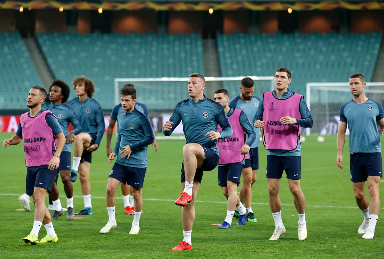 Aún con la duda de N'Golo Kanté, Chelsea trabajó por última vez este martes pensando en la Final de la Europa League en Bakú ante el Arsenal. Los jugadores de Maurizio Sarri realizaron trabajos físicos y con balón en el césped del Estadio Olímpico en la noche, después de que el Arsenal lo había hecho.