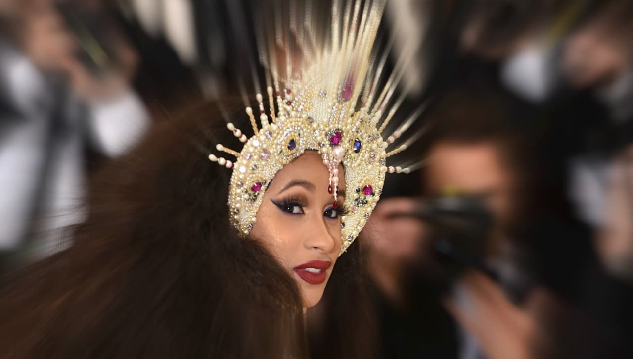 Piénsalo dos veces antes de pedir un autógrafo a Cardi B: un fan terminó en el hospital