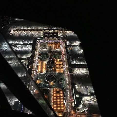 ¿Reconoces este lugar? La monumental construcción tiene una superficie de 3,500 acres (1,416 ha), y destaca por sus cuatro pistas paralelas. Se trata de nuestro LAX, el aeropuerto que en 2018, recibió a casi 90 millones de pasajeros, convirtiéndolo en el cuarto aeropuerto más ocupado del mundo y el segundo más ocupado de los Estados Unidos después del Aeropuerto Internacional Hartsfield-Jackson de Atlanta.