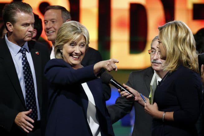 Clinton sale ilesa de un debate de tono amable