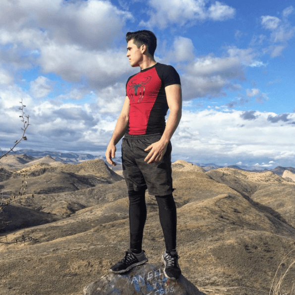 Y recientemente se graduó como ingeniero industrial.